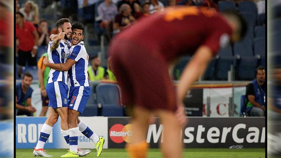 Selebrasi pemain FC Porto Miguel Layun merayakan gol bersama teman temannya. - INDOSPORT